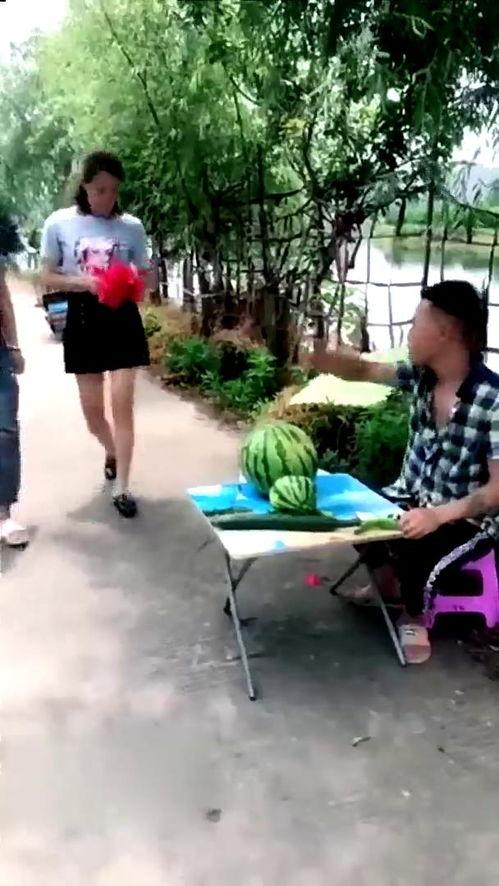 村口大妈吃瓜图片视频,现场热闹非凡