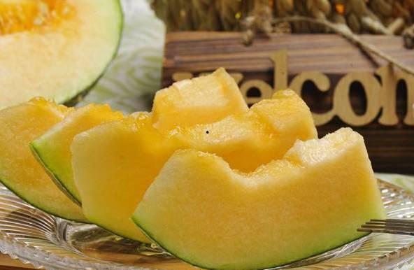 美女吃哈密瓜的视频,美女品尝哈密瓜，甜蜜瞬间尽收眼底