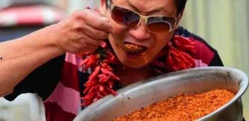 用手抓粪扔别人吃瓜的视频,一场荒诞的恶作剧引发网友热议