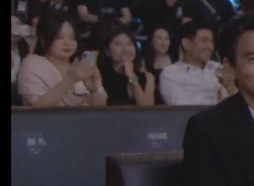 情感连线吃瓜博主视频,揭秘吃瓜博主情感连线背后的故事