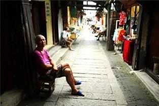 农民家中吃瓜视频,农民家中吃瓜视频展现田园生活风采