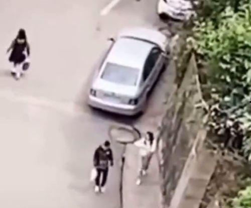 男子阳台吃瓜视频,男子悠闲享受夏日时光